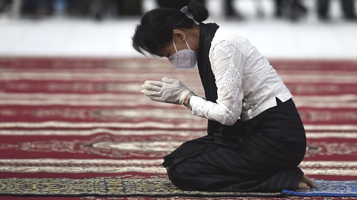 Aung San Suu Kyi Myanmar leader Aung San Suu Kyi wearing face mask prays at the tomb of her late father and Myanmar's independence hero Gen. Aung San during a ceremony to mark the 73rd anniversary of his 1947 assassination, at the Martyrs' Mausoleum Sunday, July 19, 2020, in Yangon, Myanmar. The country's Independence hero Gen. Aung San and his cabinet were gunned down in 1947. (Ye Aung Thu/Pool Photo via AP)