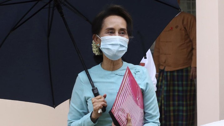 Myanmar Leader Aung San Suu Kyi leaves after the Central Executive Committee meeting at her National League for Democracy (NLD) party headquarters in Naypyitaw, Myanmar Tuesday, July 21, 2020. Suu Kyi, who holds the title of State Counsellor, led her National League for Democracy party to a landslide victory in the 2015 general election, and a party spokesman said Tuesday that both she and President Win Myint will stand in the new polls scheduled for this November. (AP Photo/Aung Shine Oo)