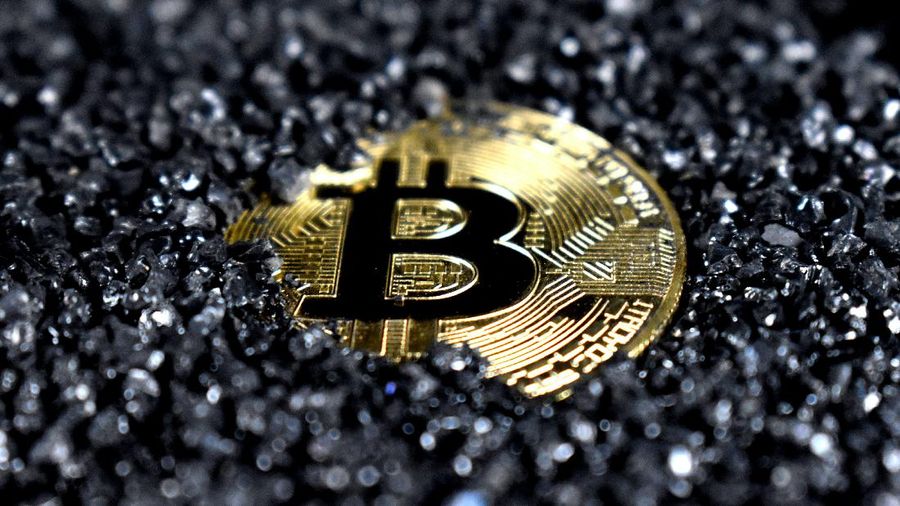 Ilustrasi Bitcoin  (Photo by Executium on Unsplash)
