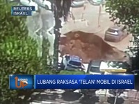Lubang Raksasa 'Telan' Mobil di Israel