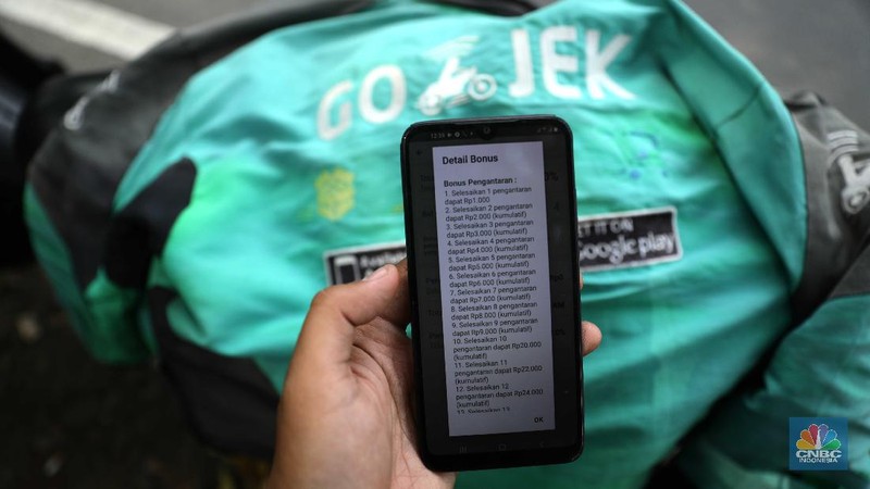 Mitra GoTo untuk layanan GoKilat atau GoSend Same Day Delivery (SMD) melakukan aksi mogok kerja dengan cara off bid secara massal di kawasan Kemang, Selasa, (8/6). Mogok massal tersebut dilakukan karena pihak GoTo mengubah insentif para kurir/driver secara sepihak. Ia mengatakan perubahan skema insentif GoSend FMD tersebut juga melanggar ketentuan perundang-undangan di Indonesia. Pasalnya, Undang-Undang nomor 20 tahun 2008 tentang Kemitraan tidak membolehkan adanya keputusan sepihak tetapi melalui perundingan bersama yang menguntungkan para pihak yang bermitra. (CNBC Indonesia/ Muhammad Sabki)