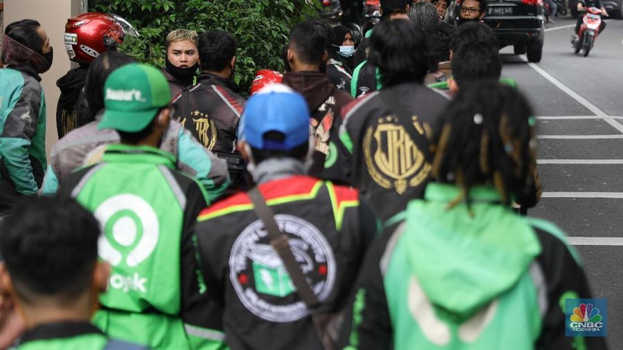 Mitra GoTo untuk layanan GoKilat atau GoSend Same Day Delivery (SMD) melakukan aksi mogok kerja dengan cara off bid secara massal di kawasan Kemang, Selasa, (8/6). Mogok massal tersebut dilakukan karena pihak GoTo mengubah insentif para kurir/driver secara sepihak. Ia mengatakan perubahan skema insentif GoSend FMD tersebut juga melanggar ketentuan perundang-undangan di Indonesia. Pasalnya, Undang-Undang nomor 20 tahun 2008 tentang Kemitraan tidak membolehkan adanya keputusan sepihak tetapi melalui perundingan bersama yang menguntungkan para pihak yang bermitra. (CNBC Indonesia/ Muhammad Sabki)