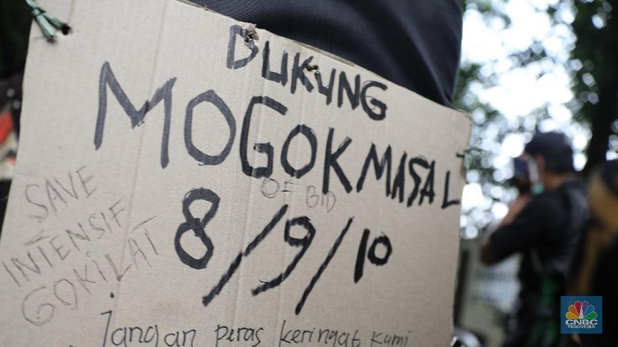 Mitra GoTo untuk layanan GoKilat atau GoSend Same Day Delivery (SMD) melakukan aksi mogok kerja dengan cara off bid secara massal di kawasan Kemang, Selasa, (8/6). Mogok massal tersebut dilakukan karena pihak GoTo mengubah insentif para kurir/driver secara sepihak. Ia mengatakan perubahan skema insentif GoSend FMD tersebut juga melanggar ketentuan perundang-undangan di Indonesia. Pasalnya, Undang-Undang nomor 20 tahun 2008 tentang Kemitraan tidak membolehkan adanya keputusan sepihak tetapi melalui perundingan bersama yang menguntungkan para pihak yang bermitra. (CNBC Indonesia/ Muhammad Sabki)