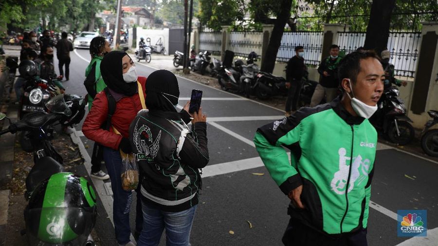 Mitra GoTo untuk layanan GoKilat atau GoSend Same Day Delivery (SMD) melakukan aksi mogok kerja dengan cara off bid secara massal di kawasan Kemang, Selasa, (8/6). Mogok massal tersebut dilakukan karena pihak GoTo mengubah insentif para kurir/driver secara sepihak. Ia mengatakan perubahan skema insentif GoSend FMD tersebut juga melanggar ketentuan perundang-undangan di Indonesia. Pasalnya, Undang-Undang nomor 20 tahun 2008 tentang Kemitraan tidak membolehkan adanya keputusan sepihak tetapi melalui perundingan bersama yang menguntungkan para pihak yang bermitra. (CNBC Indonesia/ Muhammad Sabki)