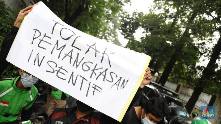 Mitra GoTo untuk layanan GoKilat atau GoSend Same Day Delivery (SMD) melakukan aksi mogok kerja dengan cara off bid secara massal di kawasan Kemang, Selasa, (8/6/2021). (CNBC Indonesia/ Muhammad Sabki) Mitra GoTo untuk layanan GoKilat atau GoSend Same Day Delivery (SMD) melakukan aksi mogok kerja dengan cara off bid secara massal di kawasan Kemang, Selasa, (8/6). Mogok massal tersebut dilakukan karena pihak GoTo mengubah insentif para kurir/driver secara sepihak. Ia mengatakan perubahan skema insentif GoSend FMD tersebut juga melanggar ketentuan perundang-undangan di Indonesia. Pasalnya, Undang-Undang nomor 20 tahun 2008 tentang Kemitraan tidak membolehkan adanya keputusan sepihak tetapi melalui perundingan bersama yang menguntungkan para pihak yang bermitra. (CNBC Indonesia/ Muhammad Sabki)