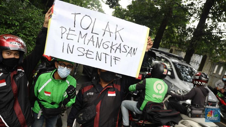 Mitra GoTo untuk layanan GoKilat atau GoSend Same Day Delivery (SMD) melakukan aksi mogok kerja dengan cara off bid secara massal di kawasan Kemang, Selasa, (8/6). Mogok massal tersebut dilakukan karena pihak GoTo mengubah insentif para kurir/driver secara sepihak. Ia mengatakan perubahan skema insentif GoSend FMD tersebut juga melanggar ketentuan perundang-undangan di Indonesia. Pasalnya, Undang-Undang nomor 20 tahun 2008 tentang Kemitraan tidak membolehkan adanya keputusan sepihak tetapi melalui perundingan bersama yang menguntungkan para pihak yang bermitra. (CNBC Indonesia/ Muhammad Sabki)
