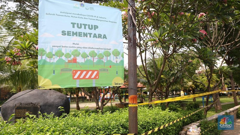 Warga menjalani test antigen untuk mendeteksi Covid-19 di Kelurahan Kayu Putih, Jakarta, Selasa (8/6). Satu RT di Kelurahan Kayu Putih, Jakarta Timur, yakni RT 11, menerapkan lockdown atau penguncian wilayah sementara usai 22 warga dinyatakan positif covid-19.kasus aktif Covid-19 di wilayah RT 11/09 tersebut berasal dari klaster keluarga, namun ada kemungkinan besar juga berasal dari klaster kerumunan mengingat di wilayah tersebut terdapat taman yang digunakan oleh para warga secara bebas dalam beraktivitas. Dalam menangani kasus aktif Covid-19 di wilayah tersebut, pihaknya tak hanya menerapkan mikro-lockdown. Namun juga turut mendistribusikan bantuan-bantuan terhadap warga yang terdampak agar dapat melewati masa pandemi Covid-19. Puluhan warga yang positif itu kini menjalani isolasi di berbagai tempat. Bagi yang bergejala, dibawa ke rumah sakit, sisanya menjalani isolasi di Wisma Atlet dan rumah masing-masing.a (CNBC Indonesia/ Muhammad Sabki)