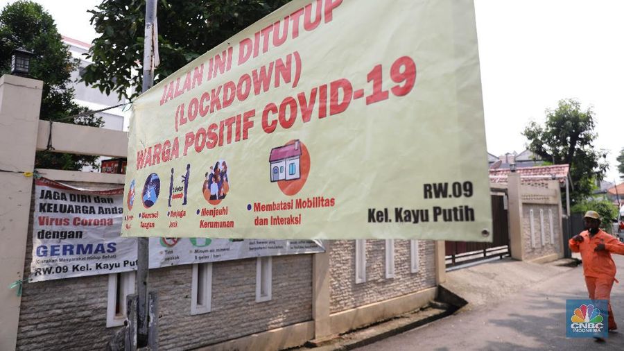 Warga menjalani test antigen untuk mendeteksi Covid-19 di Kelurahan Kayu Putih, Jakarta, Selasa (8/6). Satu RT di Kelurahan Kayu Putih, Jakarta Timur, yakni RT 11, menerapkan lockdown atau penguncian wilayah sementara usai 22 warga dinyatakan positif covid-19.kasus aktif Covid-19 di wilayah RT 11/09 tersebut berasal dari klaster keluarga, namun ada kemungkinan besar juga berasal dari klaster kerumunan mengingat di wilayah tersebut terdapat taman yang digunakan oleh para warga secara bebas dalam beraktivitas. Dalam menangani kasus aktif Covid-19 di wilayah tersebut, pihaknya tak hanya menerapkan mikro-lockdown. Namun juga turut mendistribusikan bantuan-bantuan terhadap warga yang terdampak agar dapat melewati masa pandemi Covid-19. Puluhan warga yang positif itu kini menjalani isolasi di berbagai tempat. Bagi yang bergejala, dibawa ke rumah sakit, sisanya menjalani isolasi di Wisma Atlet dan rumah masing-masing.a (CNBC Indonesia/ Muhammad Sabki)