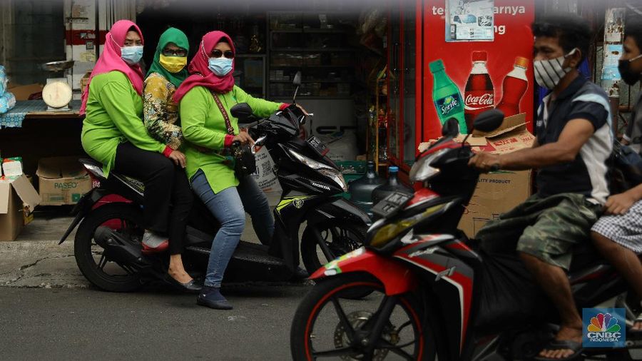 Penerapan lockdown atau penguncian wilayah di Kelurahan Kayu Putih, Jakarta, Selasa (8/6/2021). (CNBC Indonesia/ Muhammad Sabki)