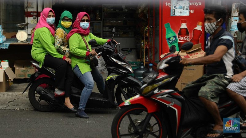 Warga menjalani test antigen untuk mendeteksi Covid-19 di Kelurahan Kayu Putih, Jakarta, Selasa (8/6). Satu RT di Kelurahan Kayu Putih, Jakarta Timur, yakni RT 11, menerapkan lockdown atau penguncian wilayah sementara usai 22 warga dinyatakan positif covid-19.kasus aktif Covid-19 di wilayah RT 11/09 tersebut berasal dari klaster keluarga, namun ada kemungkinan besar juga berasal dari klaster kerumunan mengingat di wilayah tersebut terdapat taman yang digunakan oleh para warga secara bebas dalam beraktivitas. Dalam menangani kasus aktif Covid-19 di wilayah tersebut, pihaknya tak hanya menerapkan mikro-lockdown. Namun juga turut mendistribusikan bantuan-bantuan terhadap warga yang terdampak agar dapat melewati masa pandemi Covid-19. Puluhan warga yang positif itu kini menjalani isolasi di berbagai tempat. Bagi yang bergejala, dibawa ke rumah sakit, sisanya menjalani isolasi di Wisma Atlet dan rumah masing-masing.a (CNBC Indonesia/ Muhammad Sabki)