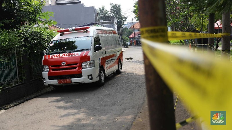 Warga menjalani test antigen untuk mendeteksi Covid-19 di Kelurahan Kayu Putih, Jakarta, Selasa (8/6). Satu RT di Kelurahan Kayu Putih, Jakarta Timur, yakni RT 11, menerapkan lockdown atau penguncian wilayah sementara usai 22 warga dinyatakan positif covid-19.kasus aktif Covid-19 di wilayah RT 11/09 tersebut berasal dari klaster keluarga, namun ada kemungkinan besar juga berasal dari klaster kerumunan mengingat di wilayah tersebut terdapat taman yang digunakan oleh para warga secara bebas dalam beraktivitas. Dalam menangani kasus aktif Covid-19 di wilayah tersebut, pihaknya tak hanya menerapkan mikro-lockdown. Namun juga turut mendistribusikan bantuan-bantuan terhadap warga yang terdampak agar dapat melewati masa pandemi Covid-19. Puluhan warga yang positif itu kini menjalani isolasi di berbagai tempat. Bagi yang bergejala, dibawa ke rumah sakit, sisanya menjalani isolasi di Wisma Atlet dan rumah masing-masing.a (CNBC Indonesia/ Muhammad Sabki)