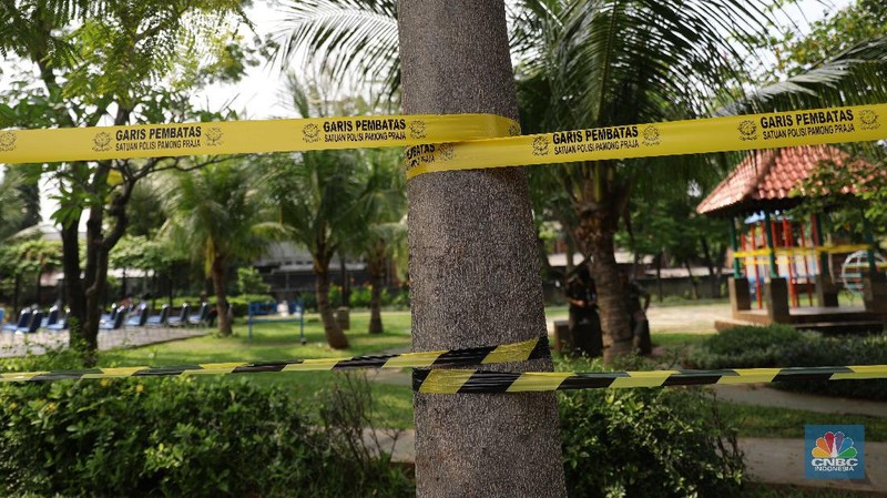 Warga menjalani test antigen untuk mendeteksi Covid-19 di Kelurahan Kayu Putih, Jakarta, Selasa (8/6). Satu RT di Kelurahan Kayu Putih, Jakarta Timur, yakni RT 11, menerapkan lockdown atau penguncian wilayah sementara usai 22 warga dinyatakan positif covid-19.kasus aktif Covid-19 di wilayah RT 11/09 tersebut berasal dari klaster keluarga, namun ada kemungkinan besar juga berasal dari klaster kerumunan mengingat di wilayah tersebut terdapat taman yang digunakan oleh para warga secara bebas dalam beraktivitas. Dalam menangani kasus aktif Covid-19 di wilayah tersebut, pihaknya tak hanya menerapkan mikro-lockdown. Namun juga turut mendistribusikan bantuan-bantuan terhadap warga yang terdampak agar dapat melewati masa pandemi Covid-19. Puluhan warga yang positif itu kini menjalani isolasi di berbagai tempat. Bagi yang bergejala, dibawa ke rumah sakit, sisanya menjalani isolasi di Wisma Atlet dan rumah masing-masing.a (CNBC Indonesia/ Muhammad Sabki)