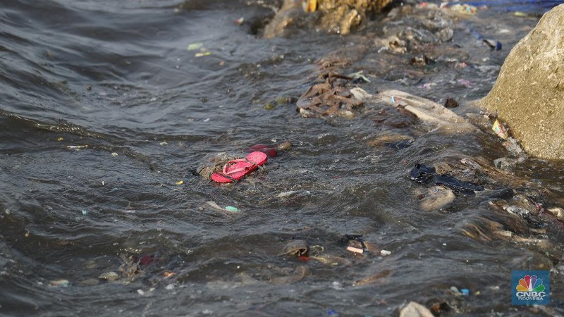 Pekerja Dinas Lingkungan Hidup membersihkan Pantai Cilincing di Jakarta, Selasa (8/6/2021). Pada 8 Juni diperingati sebagai Hari Laut Sedunia, peringatan ini dilakukan sebagai bentuk perhatian akan pentingnya ekosistem laut yang selama ini menjadi sumber daya yang dibutuhkan manusia. Menurut sejarahnya, Hari Laut dimulai sejak 1992. Mengutip dari lama resmi World Oceana Day, deklarasi ini dilakukan di Rio de Janeiro, Brazil yang digagas dalam Konferensi Perserikatan Bangsa-Bangsa tentang Lingkungan Hidup dan Pembangunan (UNCAD)  (CNBC Indonesia/ Tri Susilo)