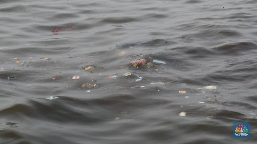 Pekerja Dinas Lingkungan Hidup membersihkan Pantai Cilincing di Jakarta, Selasa (8/6/2021). Pada 8 Juni diperingati sebagai Hari Laut Sedunia, peringatan ini dilakukan sebagai bentuk perhatian akan pentingnya ekosistem laut yang selama ini menjadi sumber daya yang dibutuhkan manusia. Menurut sejarahnya, Hari Laut dimulai sejak 1992. Mengutip dari lama resmi World Oceana Day, deklarasi ini dilakukan di Rio de Janeiro, Brazil yang digagas dalam Konferensi Perserikatan Bangsa-Bangsa tentang Lingkungan Hidup dan Pembangunan (UNCAD) (CNBC Indonesia/ Tri Susilo)
