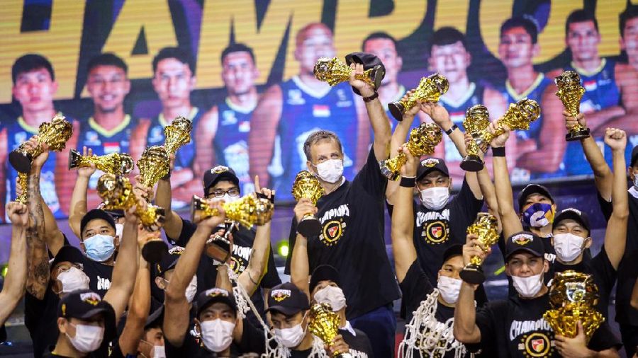 Satria Muda Pertamina berhasil meraih gelar juara Indonesian Basketball League (IBL) Pertamax 2021 setelah mengalahkan Pelita Jaya Bakrie di pertandingan final dengan skor 60-68.