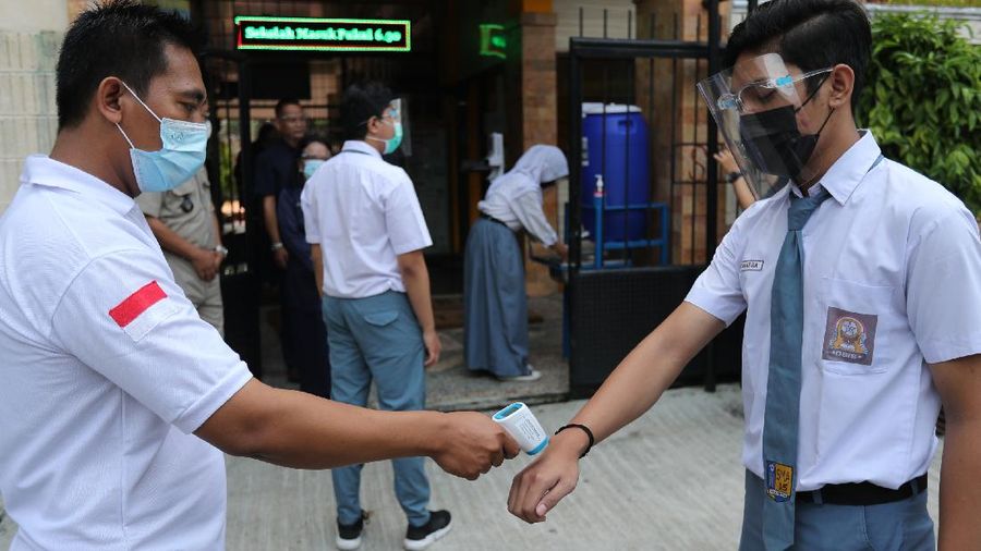 Simulasi sekolah tatap muka di SMAN Negeri 15 di Jakarta, Selasa (8/6/2021). (CNBC Indonesia/ Tri Susilo)