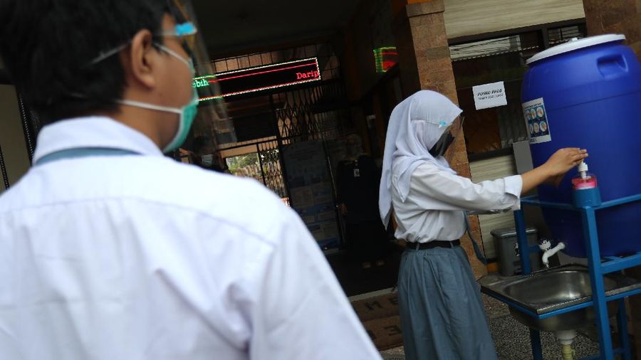 Sejumlah siswa/i mengikuti simulasi sekolah tatap muka di SMAN Negeri 15 di Jakarta, Selasa (8/6/2021). Menteri Pendidikan, Kebudayaan, Riset dan Teknologi (Mendikbudristek) Nadiem Makarim menginginkan agar sekolah tatap muka dapat dilaksanakan pada bulan Juli bulan depan. Pantauan CNBC Indonesia dilokasi para siswa siswi harus mengikuti protokol kesehatan yang sudah ditentukan oleh pihak sekolah. Pembelajaran hanya dilakukan 2 jam sehari dan maksimal murid hanya 20%. Sebelumnya Menteri Kesehatan Budi Gunadi Sadikin mengatakan berdasarkan arahan Presiden Joko Widodo (Jokowi) sekolah tatap muka harus dijalankan dengan ekstra hati-hati. (CNBC Indonesia/ Tri Susilo)