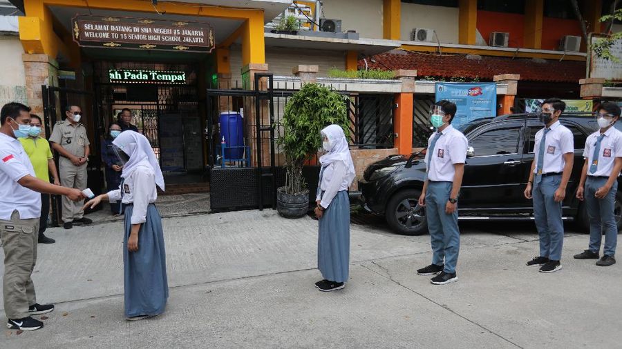 Sejumlah siswa/i mengikuti simulasi sekolah tatap muka di SMAN Negeri 15 di Jakarta, Selasa (8/6/2021). Menteri Pendidikan, Kebudayaan, Riset dan Teknologi (Mendikbudristek) Nadiem Makarim menginginkan agar sekolah tatap muka dapat dilaksanakan pada bulan Juli bulan depan. Pantauan CNBC Indonesia dilokasi para siswa siswi harus mengikuti protokol kesehatan yang sudah ditentukan oleh pihak sekolah. Pembelajaran hanya dilakukan 2 jam sehari dan maksimal murid hanya 20%. Sebelumnya Menteri Kesehatan Budi Gunadi Sadikin mengatakan berdasarkan arahan Presiden Joko Widodo (Jokowi) sekolah tatap muka harus dijalankan dengan ekstra hati-hati. (CNBC Indonesia/ Tri Susilo)