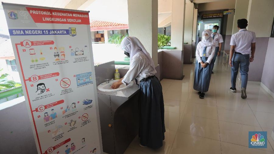 Sejumlah siswa/i mengikuti simulasi sekolah tatap muka di SMAN Negeri 15 di Jakarta, Selasa (8/6/2021). Menteri Pendidikan, Kebudayaan, Riset dan Teknologi (Mendikbudristek) Nadiem Makarim menginginkan agar sekolah tatap muka dapat dilaksanakan pada bulan Juli bulan depan. Pantauan CNBC Indonesia dilokasi para siswa siswi harus mengikuti protokol kesehatan yang sudah ditentukan oleh pihak sekolah. Pembelajaran hanya dilakukan 2 jam sehari dan maksimal murid hanya 20%. Sebelumnya Menteri Kesehatan Budi Gunadi Sadikin mengatakan berdasarkan arahan Presiden Joko Widodo (Jokowi) sekolah tatap muka harus dijalankan dengan ekstra hati-hati. (CNBC Indonesia/ Tri Susilo)