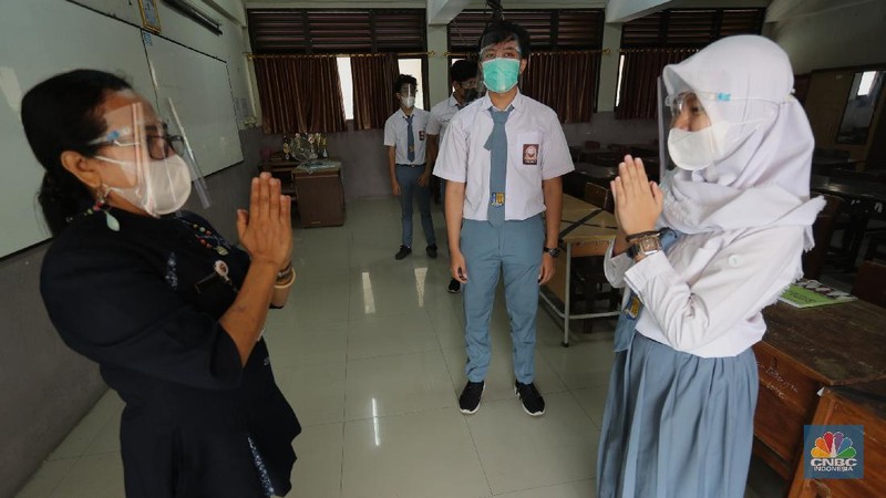 Sejumlah siswa/i mengikuti simulasi sekolah tatap muka di SMAN Negeri 15 di Jakarta, Selasa (8/6/2021). Menteri Pendidikan, Kebudayaan, Riset dan Teknologi (Mendikbudristek) Nadiem Makarim menginginkan agar sekolah tatap muka dapat dilaksanakan pada bulan Juli bulan depan. Pantauan CNBC Indonesia dilokasi para siswa siswi harus mengikuti protokol kesehatan yang sudah ditentukan oleh pihak sekolah. Pembelajaran hanya dilakukan 2 jam sehari dan maksimal murid hanya 20%. Sebelumnya Menteri Kesehatan Budi Gunadi Sadikin mengatakan berdasarkan arahan Presiden Joko Widodo (Jokowi) sekolah tatap muka harus dijalankan dengan ekstra hati-hati. (CNBC Indonesia/ Tri Susilo)