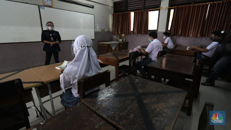 Sejumlah siswa/i mengikuti simulasi sekolah tatap muka di SMAN Negeri 15 di Jakarta, Selasa (8/6/2021). Menteri Pendidikan, Kebudayaan, Riset dan Teknologi (Mendikbudristek) Nadiem Makarim menginginkan agar sekolah tatap muka dapat dilaksanakan pada bulan Juli bulan depan. Pantauan CNBC Indonesia dilokasi para siswa siswi harus mengikuti protokol kesehatan yang sudah ditentukan oleh pihak sekolah. Pembelajaran hanya dilakukan 2 jam sehari dan maksimal murid hanya 20%. Sebelumnya Menteri Kesehatan Budi Gunadi Sadikin mengatakan berdasarkan arahan Presiden Joko Widodo (Jokowi) sekolah tatap muka harus dijalankan dengan ekstra hati-hati. (CNBC Indonesia/ Tri Susilo)