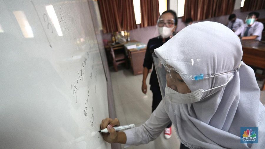 Sejumlah siswa/i mengikuti simulasi sekolah tatap muka di SMAN Negeri 15 di Jakarta, Selasa (8/6/2021). Menteri Pendidikan, Kebudayaan, Riset dan Teknologi (Mendikbudristek) Nadiem Makarim menginginkan agar sekolah tatap muka dapat dilaksanakan pada bulan Juli bulan depan. Pantauan CNBC Indonesia dilokasi para siswa siswi harus mengikuti protokol kesehatan yang sudah ditentukan oleh pihak sekolah. Pembelajaran hanya dilakukan 2 jam sehari dan maksimal murid hanya 20%. Sebelumnya Menteri Kesehatan Budi Gunadi Sadikin mengatakan berdasarkan arahan Presiden Joko Widodo (Jokowi) sekolah tatap muka harus dijalankan dengan ekstra hati-hati. (CNBC Indonesia/ Tri Susilo)