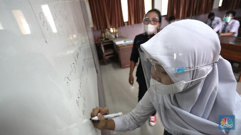 Sejumlah siswa/i mengikuti simulasi sekolah tatap muka di SMAN Negeri 15 di Jakarta, Selasa (8/6/2021). Menteri Pendidikan, Kebudayaan, Riset dan Teknologi (Mendikbudristek) Nadiem Makarim menginginkan agar sekolah tatap muka dapat dilaksanakan pada bulan Juli bulan depan. Pantauan CNBC Indonesia dilokasi para siswa siswi harus mengikuti protokol kesehatan yang sudah ditentukan oleh pihak sekolah. Pembelajaran hanya dilakukan 2 jam sehari dan maksimal murid hanya 20%. Sebelumnya Menteri Kesehatan Budi Gunadi Sadikin mengatakan berdasarkan arahan Presiden Joko Widodo (Jokowi) sekolah tatap muka harus dijalankan dengan ekstra hati-hati. (CNBC Indonesia/ Tri Susilo)