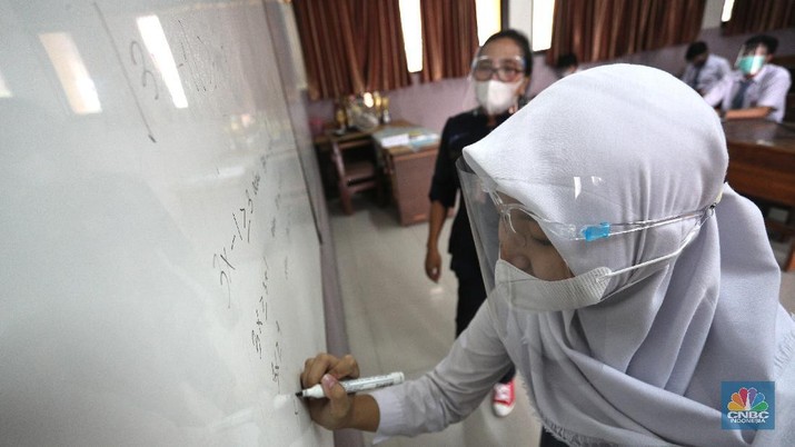Simulasi sekolah tatap muka di SMAN Negeri 15 di Jakarta, Selasa (8/6/2021). (CNBC Indonesia/ Tri Susilo) Sejumlah siswa/i mengikuti simulasi sekolah tatap muka di SMAN Negeri 15 di Jakarta, Selasa (8/6/2021). Menteri Pendidikan, Kebudayaan, Riset dan Teknologi (Mendikbudristek) Nadiem Makarim menginginkan agar sekolah tatap muka dapat dilaksanakan pada bulan Juli bulan depan. Pantauan CNBC Indonesia dilokasi para siswa siswi harus mengikuti protokol kesehatan yang sudah ditentukan oleh pihak sekolah. Pembelajaran hanya dilakukan 2 jam sehari dan maksimal murid hanya 20%. Sebelumnya Menteri Kesehatan Budi Gunadi Sadikin mengatakan berdasarkan arahan Presiden Joko Widodo (Jokowi) sekolah tatap muka harus dijalankan dengan ekstra hati-hati. (CNBC Indonesia/ Tri Susilo)