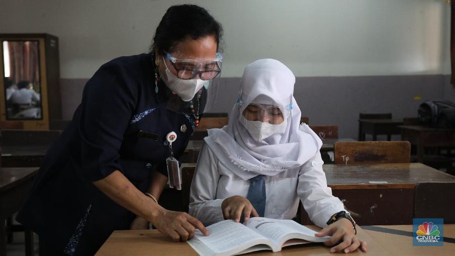Sejumlah siswa/i mengikuti simulasi sekolah tatap muka di SMAN Negeri 15 di Jakarta, Selasa (8/6/2021). Menteri Pendidikan, Kebudayaan, Riset dan Teknologi (Mendikbudristek) Nadiem Makarim menginginkan agar sekolah tatap muka dapat dilaksanakan pada bulan Juli bulan depan. Pantauan CNBC Indonesia dilokasi para siswa siswi harus mengikuti protokol kesehatan yang sudah ditentukan oleh pihak sekolah. Pembelajaran hanya dilakukan 2 jam sehari dan maksimal murid hanya 20%. Sebelumnya Menteri Kesehatan Budi Gunadi Sadikin mengatakan berdasarkan arahan Presiden Joko Widodo (Jokowi) sekolah tatap muka harus dijalankan dengan ekstra hati-hati. (CNBC Indonesia/ Tri Susilo)