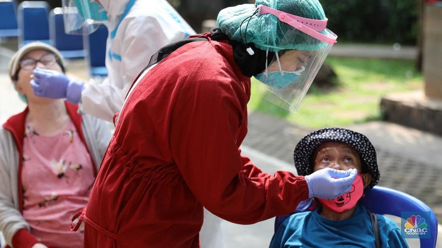 Warga menjalani test antigen untuk mendeteksi Covid-19 di Kelurahan Kayu Putih, Jakarta, Selasa (8/6). Satu RT di Kelurahan Kayu Putih, Jakarta Timur, yakni RT 11, menerapkan lockdown atau penguncian wilayah sementara usai 22 warga dinyatakan positif covid-19.kasus aktif Covid-19 di wilayah RT 11/09 tersebut berasal dari klaster keluarga, namun ada kemungkinan besar juga berasal dari klaster kerumunan mengingat di wilayah tersebut terdapat taman yang digunakan oleh para warga secara bebas dalam beraktivitas. Dalam menangani kasus aktif Covid-19 di wilayah tersebut, pihaknya tak hanya menerapkan mikro-lockdown. Namun juga turut mendistribusikan bantuan-bantuan terhadap warga yang terdampak agar dapat melewati masa pandemi Covid-19. Puluhan warga yang positif itu kini menjalani isolasi di berbagai tempat. Bagi yang bergejala, dibawa ke rumah sakit, sisanya menjalani isolasi di Wisma Atlet dan rumah masing-masing.a (CNBC Indonesia/ Muhammad Sabki)