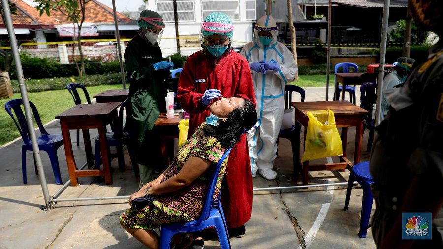 Warga menjalani test antigen untuk mendeteksi Covid-19 di Kelurahan Kayu Putih, Jakarta, Selasa (8/6). Satu RT di Kelurahan Kayu Putih, Jakarta Timur, yakni RT 11, menerapkan lockdown atau penguncian wilayah sementara usai 22 warga dinyatakan positif covid-19.kasus aktif Covid-19 di wilayah RT 11/09 tersebut berasal dari klaster keluarga, namun ada kemungkinan besar juga berasal dari klaster kerumunan mengingat di wilayah tersebut terdapat taman yang digunakan oleh para warga secara bebas dalam beraktivitas. Dalam menangani kasus aktif Covid-19 di wilayah tersebut, pihaknya tak hanya menerapkan mikro-lockdown. Namun juga turut mendistribusikan bantuan-bantuan terhadap warga yang terdampak agar dapat melewati masa pandemi Covid-19. Puluhan warga yang positif itu kini menjalani isolasi di berbagai tempat. Bagi yang bergejala, dibawa ke rumah sakit, sisanya menjalani isolasi di Wisma Atlet dan rumah masing-masing.a (²©²ÊÍøÕ¾/ Muhammad Sabki)