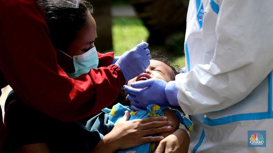 Warga menjalani test antigen untuk mendeteksi Covid-19 di Kelurahan Kayu Putih, Jakarta, Selasa (8/6). Satu RT di Kelurahan Kayu Putih, Jakarta Timur, yakni RT 11, menerapkan lockdown atau penguncian wilayah sementara usai 22 warga dinyatakan positif covid-19.kasus aktif Covid-19 di wilayah RT 11/09 tersebut berasal dari klaster keluarga, namun ada kemungkinan besar juga berasal dari klaster kerumunan mengingat di wilayah tersebut terdapat taman yang digunakan oleh para warga secara bebas dalam beraktivitas. Dalam menangani kasus aktif Covid-19 di wilayah tersebut, pihaknya tak hanya menerapkan mikro-lockdown. Namun juga turut mendistribusikan bantuan-bantuan terhadap warga yang terdampak agar dapat melewati masa pandemi Covid-19. Puluhan warga yang positif itu kini menjalani isolasi di berbagai tempat. Bagi yang bergejala, dibawa ke rumah sakit, sisanya menjalani isolasi di Wisma Atlet dan rumah masing-masing.a (CNBC Indonesia/ Muhammad Sabki)