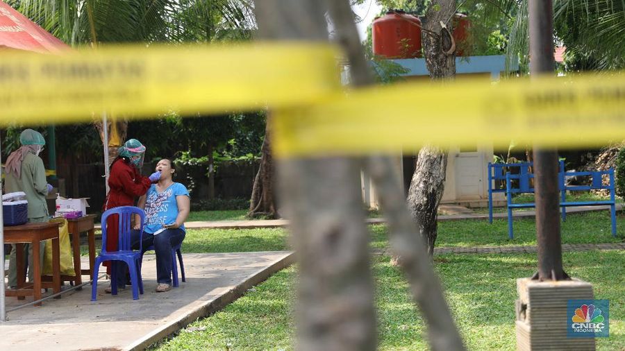 Warga menjalani test antigen untuk mendeteksi Covid-19 di Kelurahan Kayu Putih, Jakarta, Selasa (8/6). Satu RT di Kelurahan Kayu Putih, Jakarta Timur, yakni RT 11, menerapkan lockdown atau penguncian wilayah sementara usai 22 warga dinyatakan positif covid-19.kasus aktif Covid-19 di wilayah RT 11/09 tersebut berasal dari klaster keluarga, namun ada kemungkinan besar juga berasal dari klaster kerumunan mengingat di wilayah tersebut terdapat taman yang digunakan oleh para warga secara bebas dalam beraktivitas. Dalam menangani kasus aktif Covid-19 di wilayah tersebut, pihaknya tak hanya menerapkan mikro-lockdown. Namun juga turut mendistribusikan bantuan-bantuan terhadap warga yang terdampak agar dapat melewati masa pandemi Covid-19. Puluhan warga yang positif itu kini menjalani isolasi di berbagai tempat. Bagi yang bergejala, dibawa ke rumah sakit, sisanya menjalani isolasi di Wisma Atlet dan rumah masing-masing.a (CNBC Indonesia/ Muhammad Sabki)
