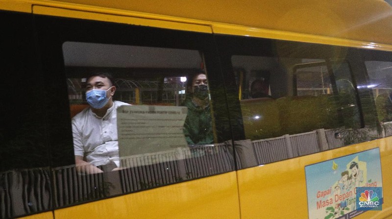 Petugas medis menunjukkan surat tugas yang membawa pasien Covid-19 menuju Rumah Sakit Darurat Covid-19 Wisma Atlet, Jakarta, Selasa (8/6/2021). Pemerintah memerbarui data kasus Covid-19 di RI. Hari ini pemerintahmelaporkan tambahan kasus Covid 6.294, kasus sembuh covid 5.85 dan 189 kasus meninggal akibat covid. Penambahan kasus baru ini disampikan oleh satgas Covid-19 pada Selasa(8/6/2021). Pantauan CNBC Indonesia dilokasi mobil ambulans hilir mudik datang dan pergi. Kisaran waktu 15 menit datang satu mobil ambulans dan satu mobil sekolah yang membawa pasien Covid-19. Dilokasi salah satu pengemudi ambulans Wisma Atlet juga tampak kelelahan dan beristirahat di bangku supir bus. Salah satu keluarga juga datang menggunakan sepeda motor untuk di isolasi mandiri di Wisma Atlet. (CNBC Indonesia/ Tri Susilo)