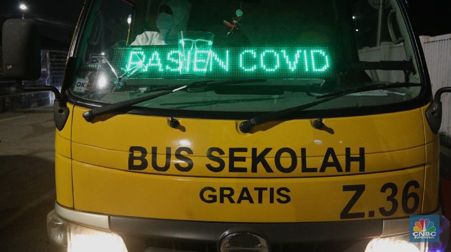 Petugas medis menunjukkan surat tugas yang membawa pasien Covid-19 menuju Rumah Sakit Darurat Covid-19 Wisma Atlet, Jakarta, Selasa (8/6/2021). Pemerintah memerbarui data kasus Covid-19 di RI. Hari ini pemerintahmelaporkan tambahan kasus Covid 6.294, kasus sembuh covid 5.85 dan 189 kasus meninggal akibat covid. Penambahan kasus baru ini disampikan oleh satgas Covid-19 pada Selasa(8/6/2021). Pantauan CNBC Indonesia dilokasi mobil ambulans hilir mudik datang dan pergi. Kisaran waktu 15 menit datang satu mobil ambulans dan satu mobil sekolah yang membawa pasien Covid-19. Dilokasi salah satu pengemudi ambulans Wisma Atlet juga tampak kelelahan dan beristirahat di bangku supir bus. Salah satu keluarga juga datang menggunakan sepeda motor untuk di isolasi mandiri di Wisma Atlet. (CNBC Indonesia/ Tri Susilo)