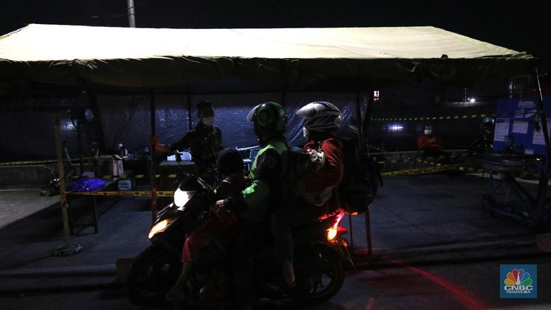 Petugas medis menunjukkan surat tugas yang membawa pasien Covid-19 menuju Rumah Sakit Darurat Covid-19 Wisma Atlet, Jakarta, Selasa (8/6/2021). Pemerintah memerbarui data kasus Covid-19 di RI. Hari ini pemerintahmelaporkan tambahan kasus Covid 6.294, kasus sembuh covid 5.85 dan 189 kasus meninggal akibat covid. Penambahan kasus baru ini disampikan oleh satgas Covid-19 pada Selasa(8/6/2021). Pantauan CNBC Indonesia dilokasi mobil ambulans hilir mudik datang dan pergi. Kisaran waktu 15 menit datang satu mobil ambulans dan satu mobil sekolah yang membawa pasien Covid-19. Dilokasi salah satu pengemudi ambulans Wisma Atlet juga tampak kelelahan dan beristirahat di bangku supir bus. Salah satu keluarga juga datang menggunakan sepeda motor untuk di isolasi mandiri di Wisma Atlet. (CNBC Indonesia/ Tri Susilo)