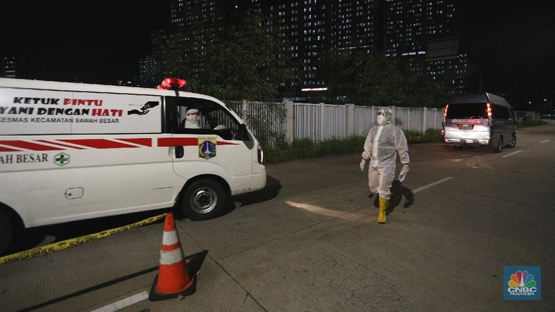 Petugas medis menunjukkan surat tugas yang membawa pasien Covid-19 menuju Rumah Sakit Darurat Covid-19 Wisma Atlet, Jakarta, Selasa (8/6/2021). Pemerintah memerbarui data kasus Covid-19 di RI. Hari ini pemerintahmelaporkan tambahan kasus Covid 6.294, kasus sembuh covid 5.85 dan 189 kasus meninggal akibat covid. Penambahan kasus baru ini disampikan oleh satgas Covid-19 pada Selasa(8/6/2021). Pantauan CNBC Indonesia dilokasi mobil ambulans hilir mudik datang dan pergi. Kisaran waktu 15 menit datang satu mobil ambulans dan satu mobil sekolah yang membawa pasien Covid-19. Dilokasi salah satu pengemudi ambulans Wisma Atlet juga tampak kelelahan dan beristirahat di bangku supir bus. Salah satu keluarga juga datang menggunakan sepeda motor untuk di isolasi mandiri di Wisma Atlet. (CNBC Indonesia/ Tri Susilo)