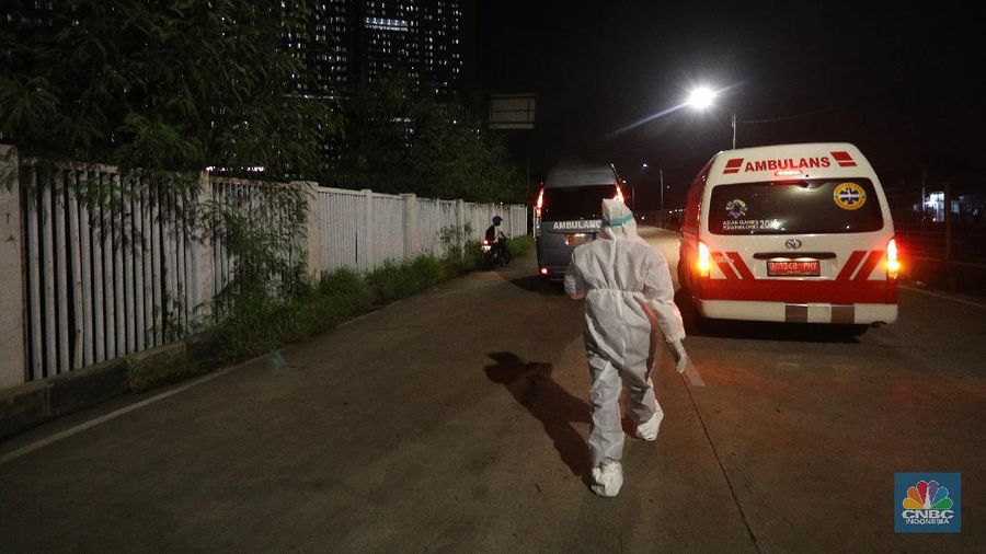 Petugas medis menunjukkan surat tugas yang membawa pasien Covid-19 menuju Rumah Sakit Darurat Covid-19 Wisma Atlet, Jakarta, Selasa (8/6/2021). Pemerintah memerbarui data kasus Covid-19 di RI. Hari ini pemerintahmelaporkan tambahan kasus Covid 6.294, kasus sembuh covid 5.85 dan 189 kasus meninggal akibat covid. Penambahan kasus baru ini disampikan oleh satgas Covid-19 pada Selasa(8/6/2021). Pantauan CNBC Indonesia dilokasi mobil ambulans hilir mudik datang dan pergi. Kisaran waktu 15 menit datang satu mobil ambulans dan satu mobil sekolah yang membawa pasien Covid-19. Dilokasi salah satu pengemudi ambulans Wisma Atlet juga tampak kelelahan dan beristirahat di bangku supir bus. Salah satu keluarga juga datang menggunakan sepeda motor untuk di isolasi mandiri di Wisma Atlet. (CNBC Indonesia/ Tri Susilo)