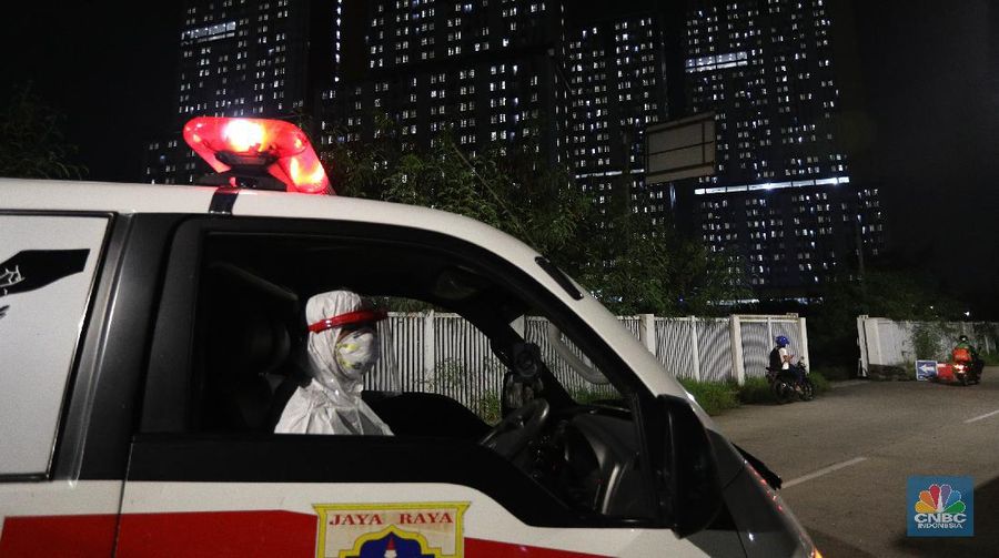 Petugas medis menunjukkan surat tugas yang membawa pasien Covid-19 menuju Rumah Sakit Darurat Covid-19 Wisma Atlet, Jakarta, Selasa (8/6/2021). Pemerintah memerbarui data kasus Covid-19 di RI. Hari ini pemerintahmelaporkan tambahan kasus Covid 6.294, kasus sembuh covid 5.85 dan 189 kasus meninggal akibat covid. Penambahan kasus baru ini disampikan oleh satgas Covid-19 pada Selasa(8/6/2021). Pantauan CNBC Indonesia dilokasi mobil ambulans hilir mudik datang dan pergi. Kisaran waktu 15 menit datang satu mobil ambulans dan satu mobil sekolah yang membawa pasien Covid-19. Dilokasi salah satu pengemudi ambulans Wisma Atlet juga tampak kelelahan dan beristirahat di bangku supir bus. Salah satu keluarga juga datang menggunakan sepeda motor untuk di isolasi mandiri di Wisma Atlet. (CNBC Indonesia/ Tri Susilo)