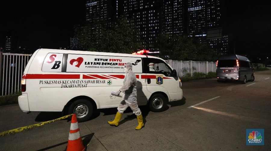 Petugas medis menunjukkan surat tugas yang membawa pasien Covid-19 menuju Rumah Sakit Darurat Covid-19 Wisma Atlet, Jakarta, Selasa (8/6/2021). Pemerintah memerbarui data kasus Covid-19 di RI. Hari ini pemerintahmelaporkan tambahan kasus Covid 6.294, kasus sembuh covid 5.85 dan 189 kasus meninggal akibat covid. Penambahan kasus baru ini disampikan oleh satgas Covid-19 pada Selasa(8/6/2021). Pantauan CNBC Indonesia dilokasi mobil ambulans hilir mudik datang dan pergi. Kisaran waktu 15 menit datang satu mobil ambulans dan satu mobil sekolah yang membawa pasien Covid-19. Dilokasi salah satu pengemudi ambulans Wisma Atlet juga tampak kelelahan dan beristirahat di bangku supir bus. Salah satu keluarga juga datang menggunakan sepeda motor untuk di isolasi mandiri di Wisma Atlet. (CNBC Indonesia/ Tri Susilo)