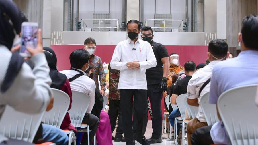Presiden Jokowi Meninjau Vaksinasi Covid-19 bagi Tenaga Kesehatan, Dosen dan Tenaga Pendidik, Guru, Lansia, Pemadam Kebakaran, Pelayan Publik, dan Penyedia Layanan Transportasi di RS UI. (Biro Pers Sekretariat Presiden/Muchlis Jr)