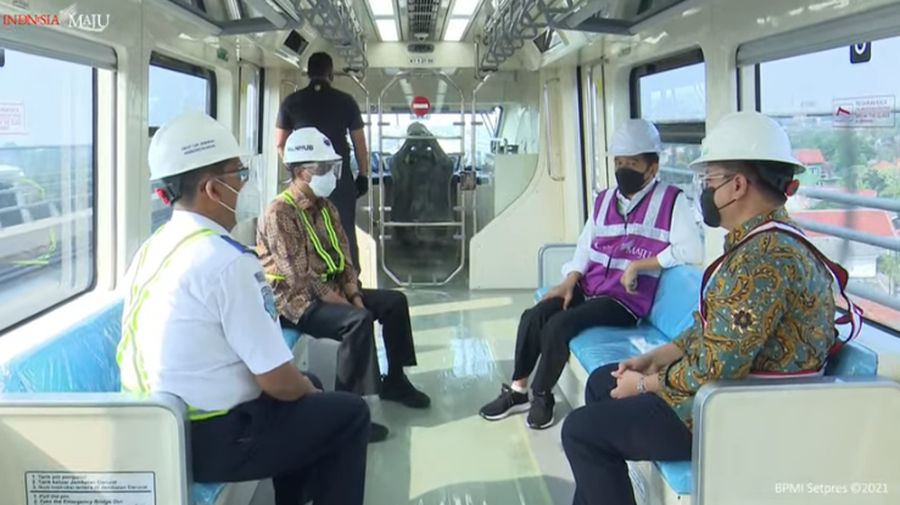 Presiden Jokowi Meninjau Stasiun LRT TMII dan Stasiun Harjamukti Cibubur, Rabu (9/6/2021). (Tangkapan Layar Youtube Sekretariat Presiden)