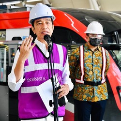 Dear Warga Jabodebek! Jokowi Janji LRT Beroperasi Juni 2022