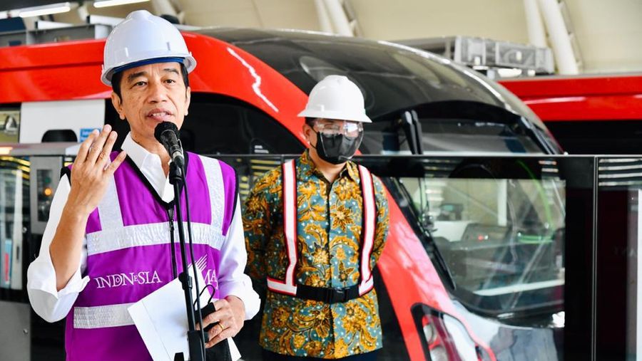 Presiden Jokowi Meninjau Stasiun LRT TMII dan Stasiun Harjamukti Cibubur, Rabu (9/6/2021). (Biro Pers Sekretariat Presiden/Laily Rachev)