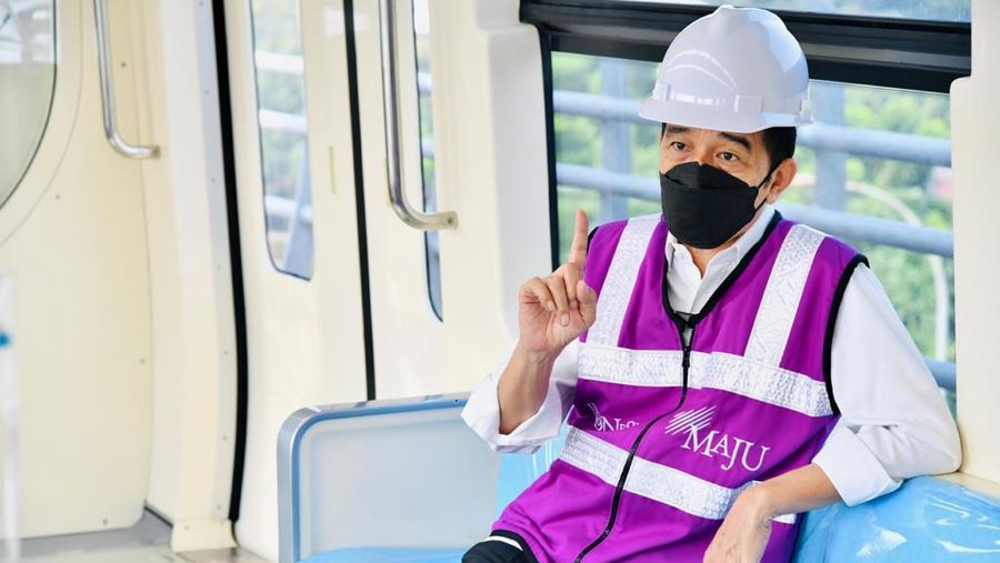 Presiden Jokowi Meninjau Stasiun LRT TMII dan Stasiun Harjamukti Cibubur, Rabu (9/6/2021). (Biro Pers Sekretariat Presiden/Laily Rachev)