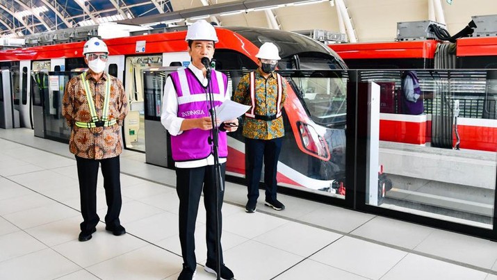 Presiden Jokowi Meninjau Stasiun LRT TMII dan Stasiun Harjamukti Cibubur, Rabu (9/6/2021). (Biro Pers Sekretariat Presiden/Laily Rachev)