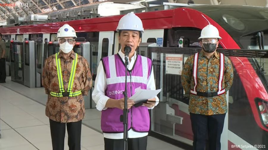 Presiden Jokowi Meninjau Stasiun LRT TMII, Rabu (9/6/2021). (Tangkapan Layar Youtube Sekretariat Presiden)