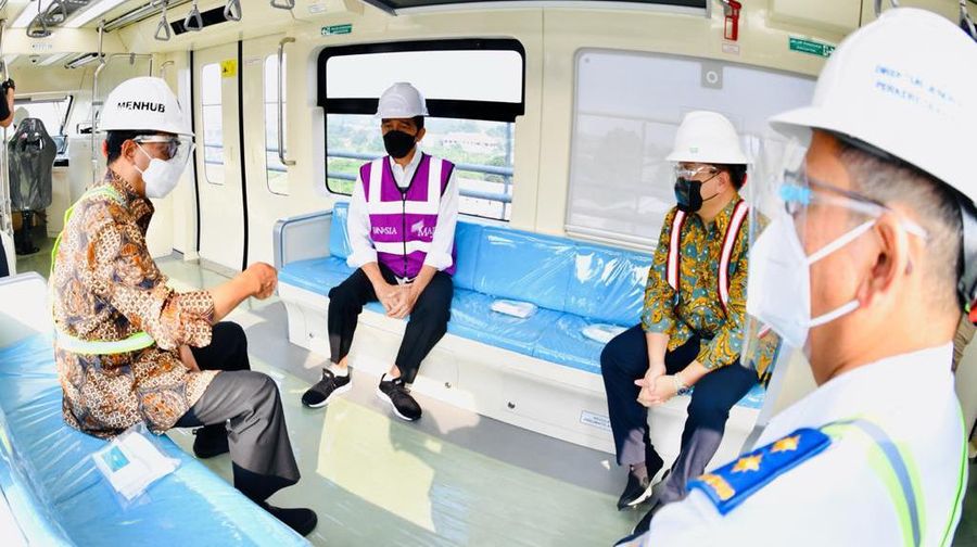 Presiden Jokowi Meninjau Stasiun LRT TMII dan Stasiun Harjamukti Cibubur, Rabu (9/6/2021). (Biro Pers Sekretariat Presiden/Laily Rachev)