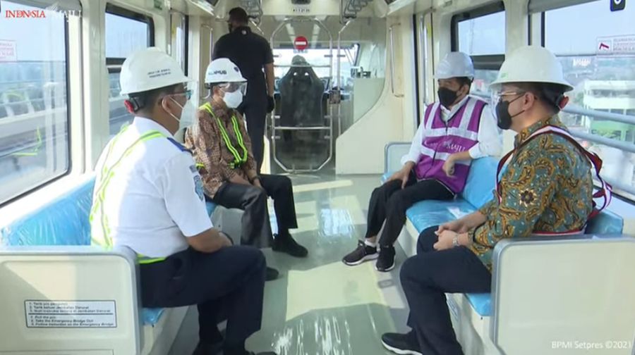 Presiden Jokowi Meninjau Stasiun LRT TMII dan Stasiun Harjamukti Cibubur, Rabu (9/6/2021). (Tangkapan Layar Youtube Sekretariat Presiden)