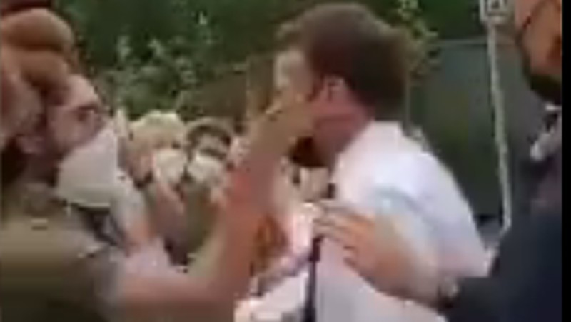 Presiden Prancis Emmanuel Macron ditampar oleh seorang pria saat kunjungan ke Tain-l'Hermitage, di Prancis, Selasa, 8 Juni 2021. (Tangkapan Layar via Twitter @AlexpLille)